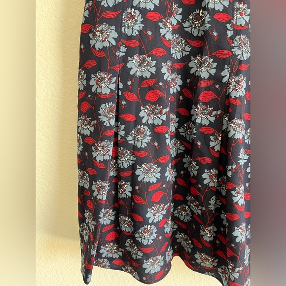 Brooks Brothers Womens Navy Floral Dress with Pleats at end in size 4. - Picture 4 of 7